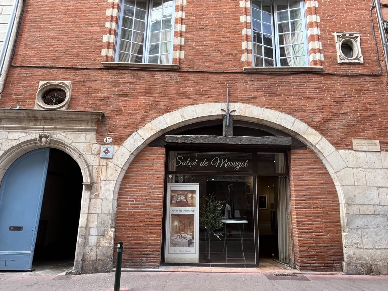 La façade et la vitrine rue Pharaon