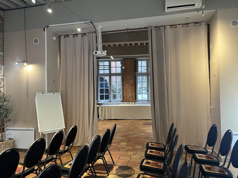 Salle en configuration conférence