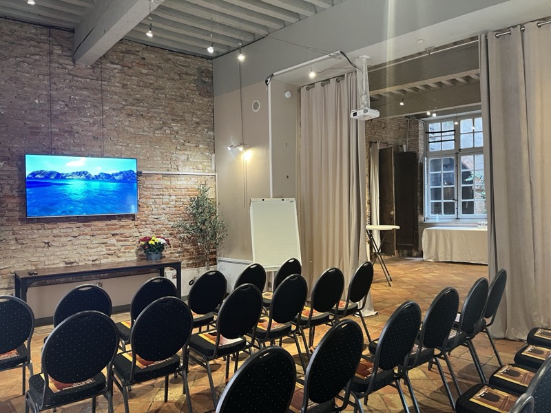 Conférence, écran et paperboard