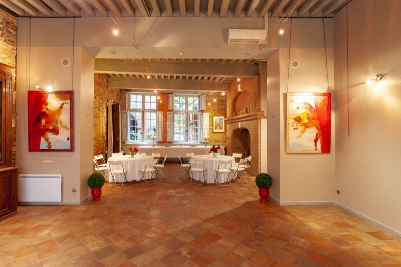 La salle dressée pour un repas