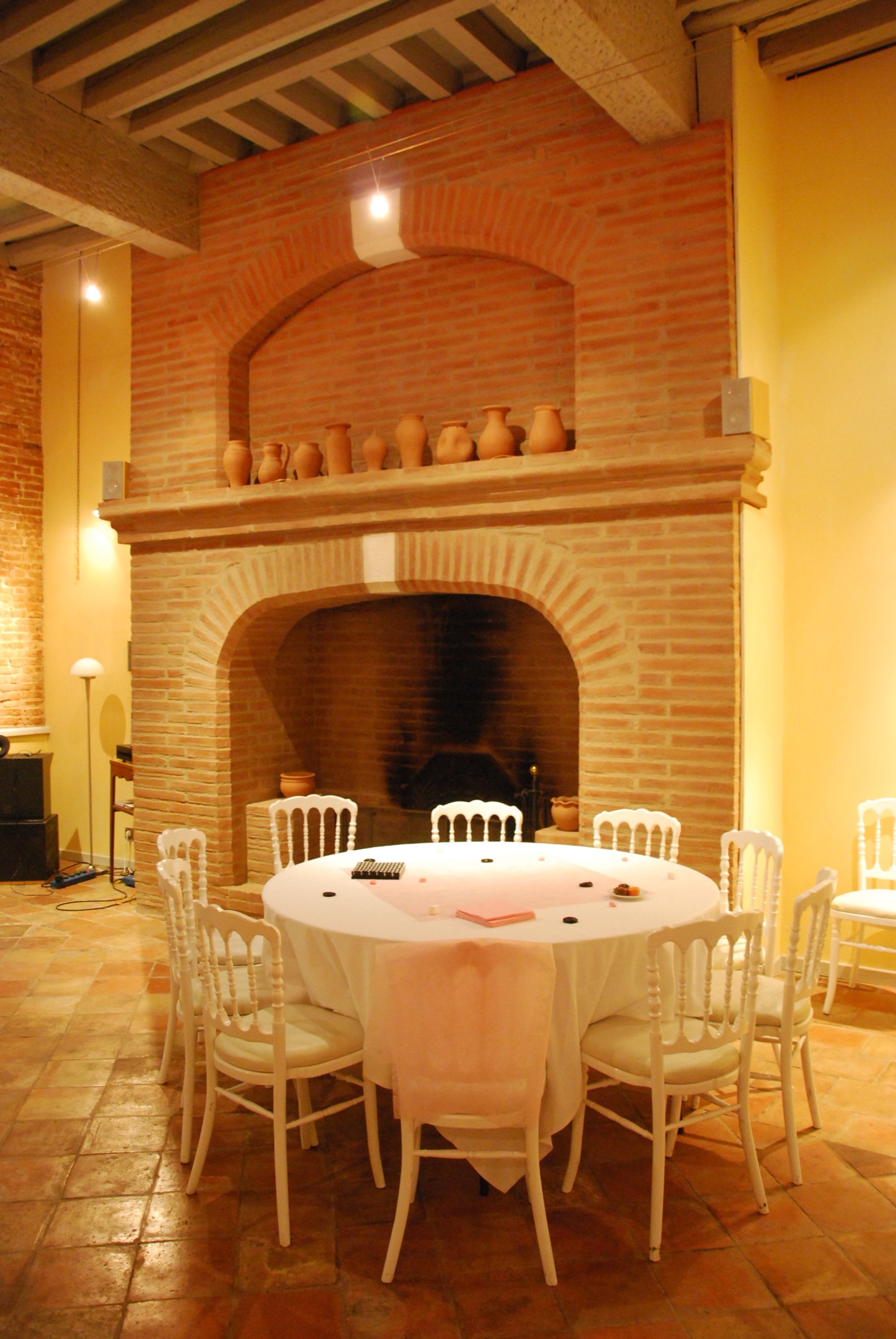 Cheminée du XVIIᵉ siècle sous le plafond à la française de l'Hôtel de Marvejol