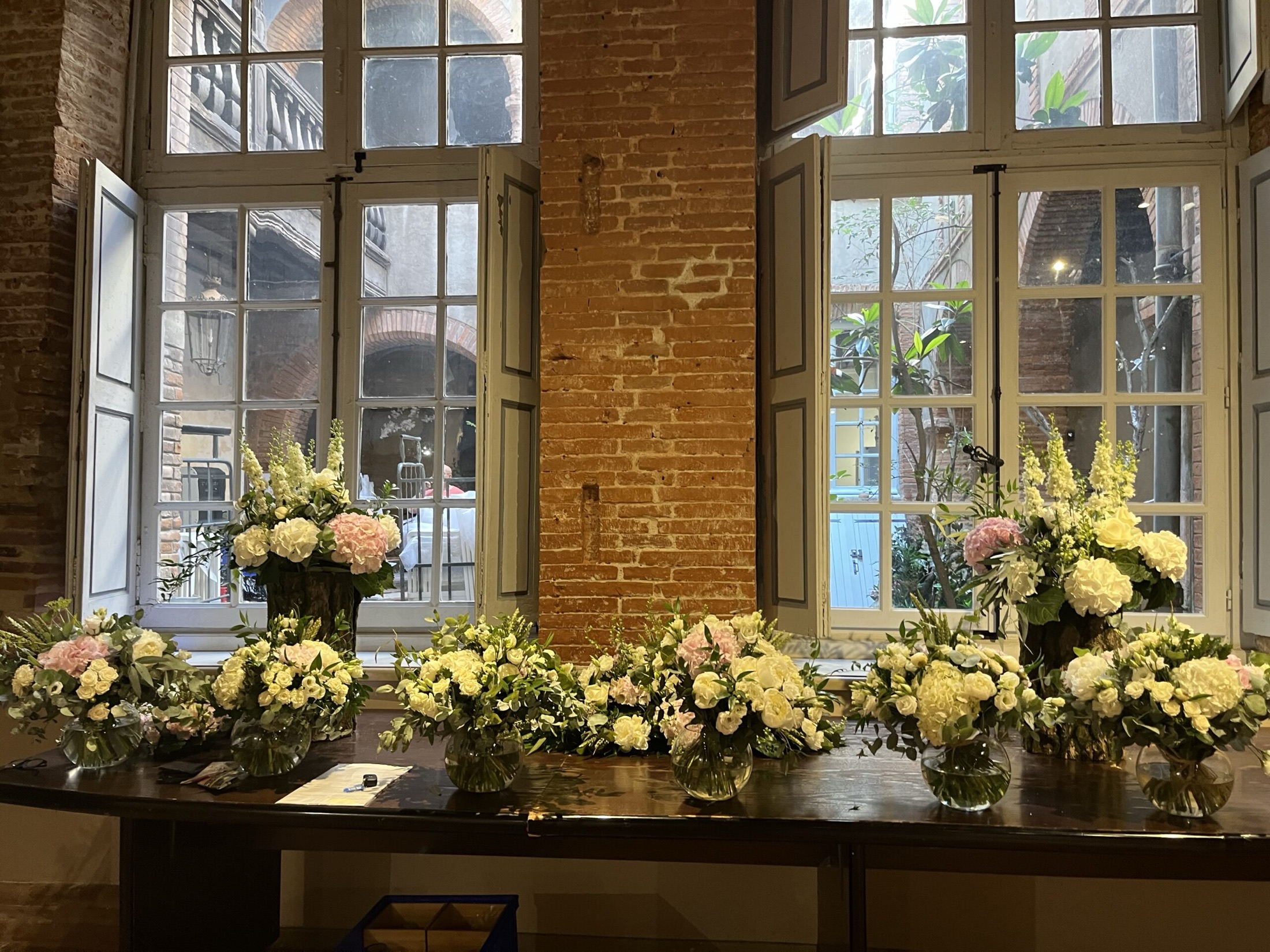 Table dressée et décoration florale dans la salle du Salon de Marvejol